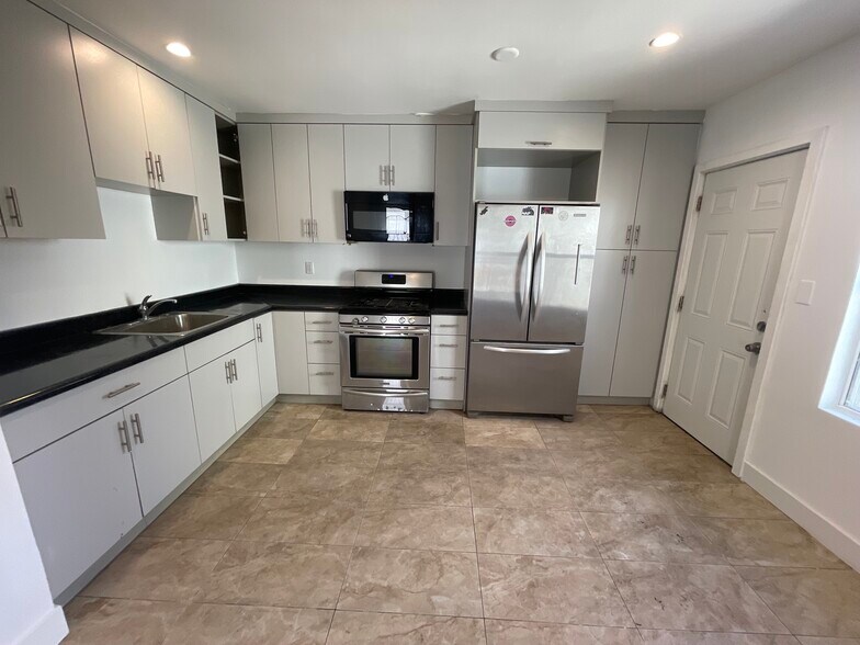 More Photos Of 16123 Wyandotte St, Van Nuys Service For Lease