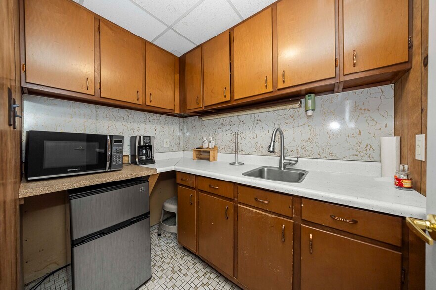 More Photos Of 230 North Ave, Mount Clemens Office For Sale