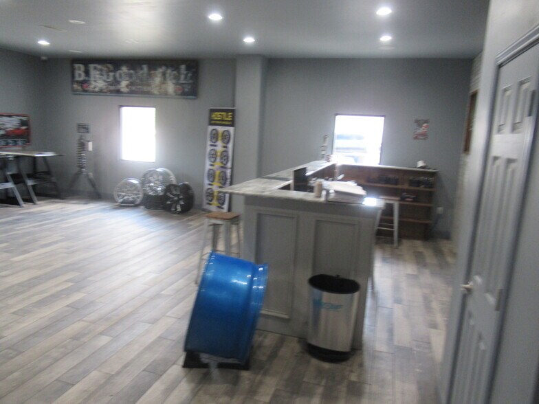 More Photos Of 26455 Hanna Rd, Conroe Warehouse For Lease