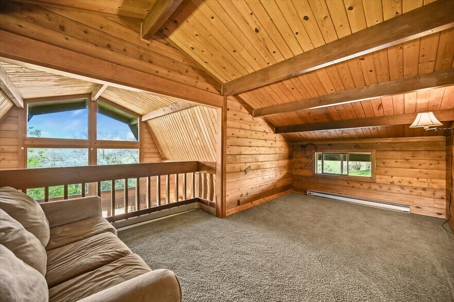 More Photos Of 1335 S Kio St, Watkins Veterinarian Kennel For Sale