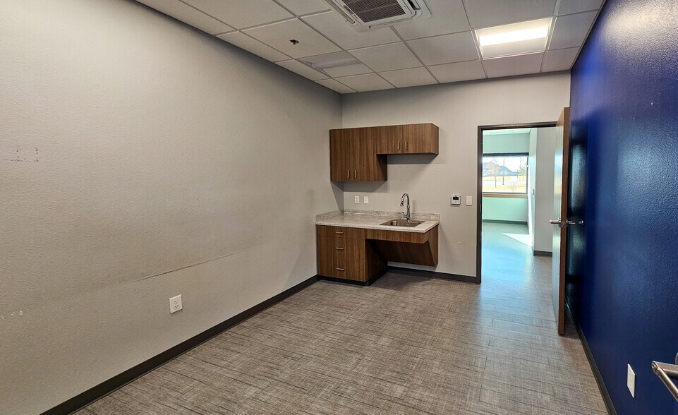 More Photos Of 6450 Central Park Blvd, Abilene Medical For Lease