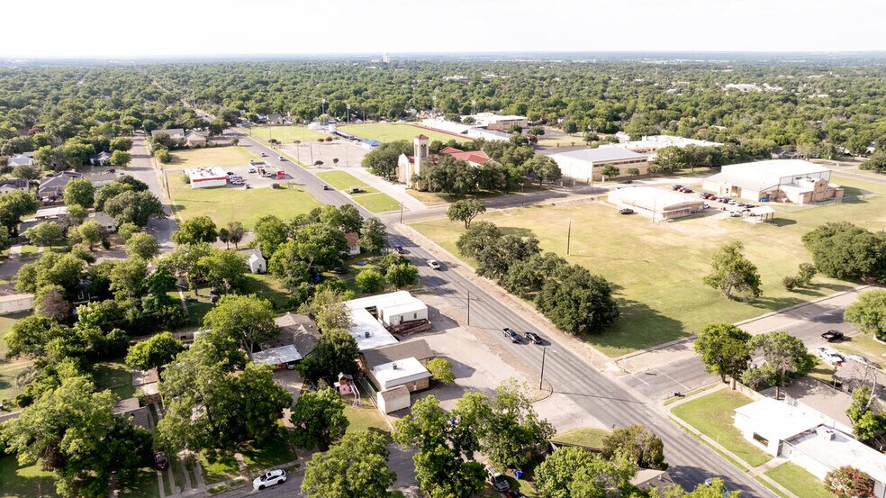 More Photos Of 2000 N 25th St, Waco Daycare Center For Sale