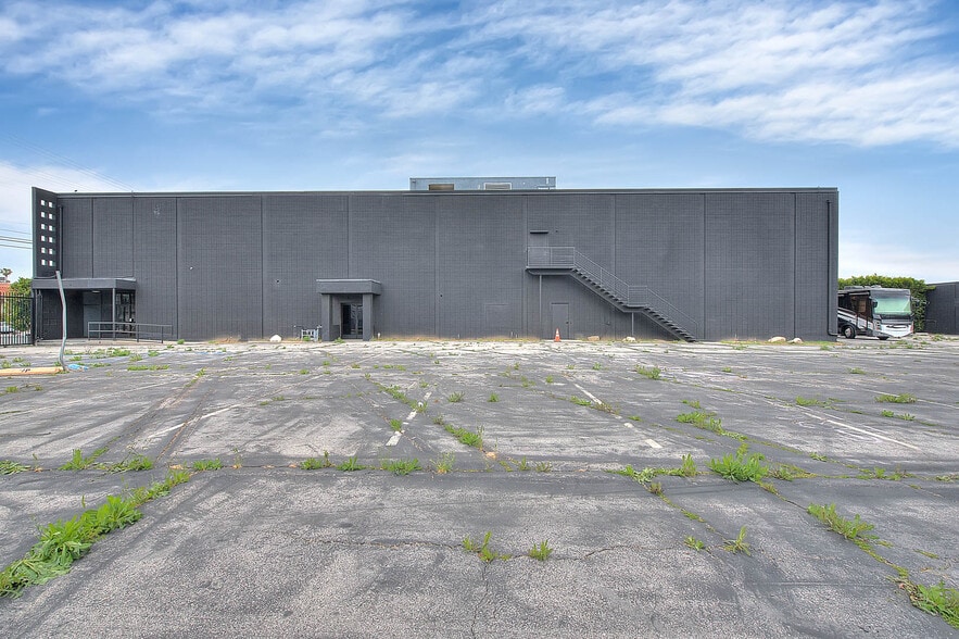 More Photos Of 6840-6842 Hayvenhurst Ave, Van Nuys Distribution For Sale