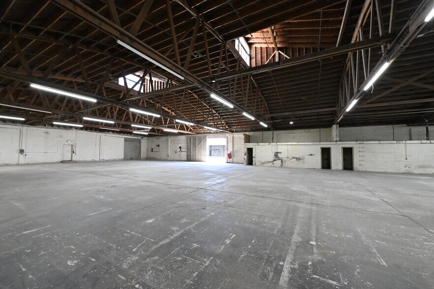 Primary Photo Of 15023-15035 Califa St, Van Nuys Warehouse For Lease