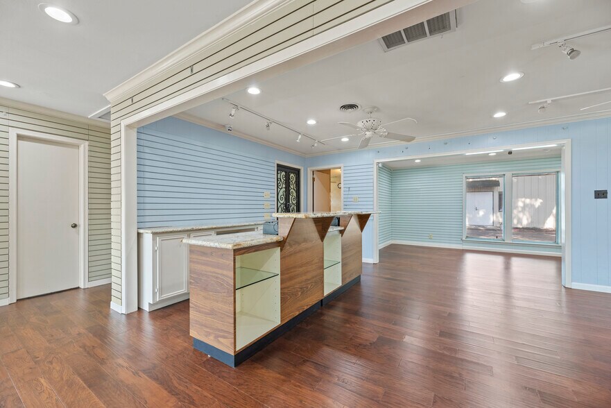 More Photos Of 1001 Avenue B, Katy Storefront Retail Office For Lease