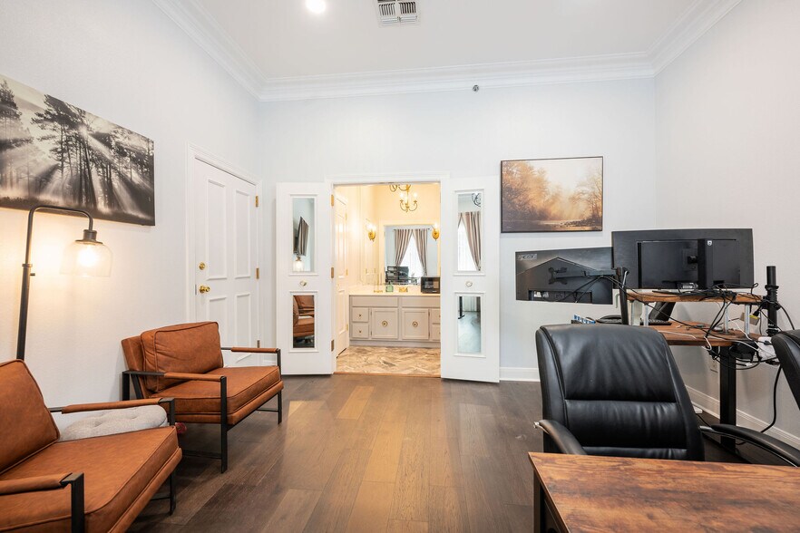 More Photos Of 152-170 S Main St, Boerne Storefront For Lease