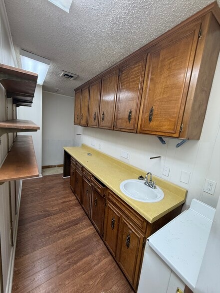 More Photos Of 294 S Lowry St, Smyrna General Retail For Sale