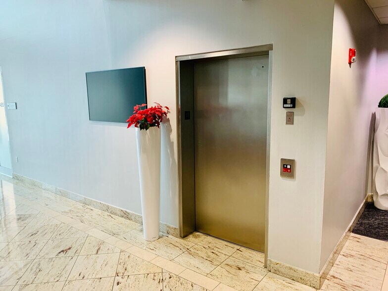 More Photos Of 10305 NW 41st St, Doral Office For Sale