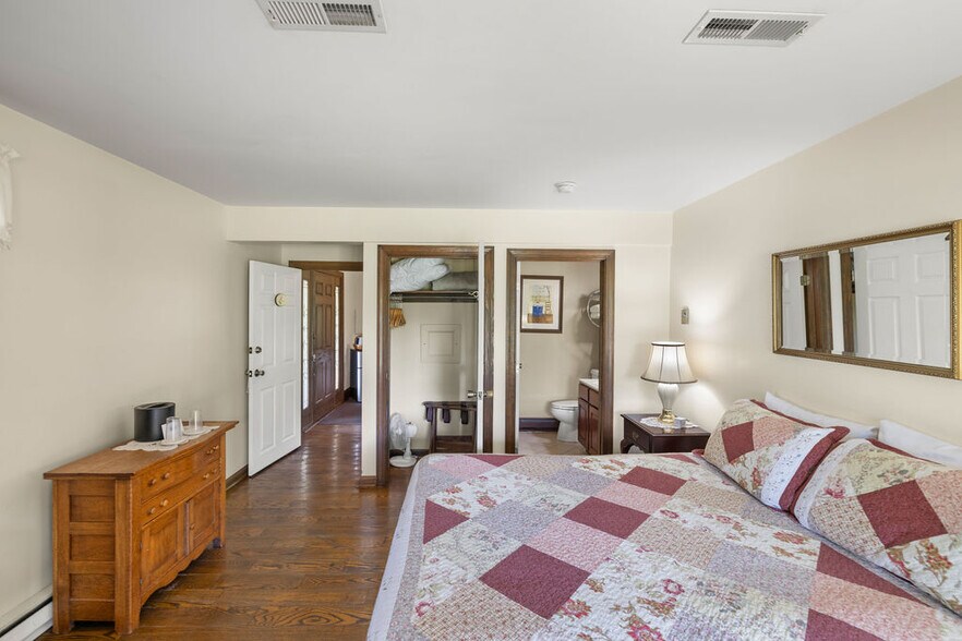 More Photos Of 40 Hospital Rd, Gettysburg Hotel For Sale
