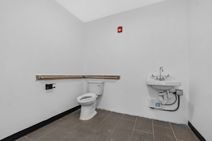 More Photos Of 34-44 Hamilton St, Saugus Freestanding For Lease