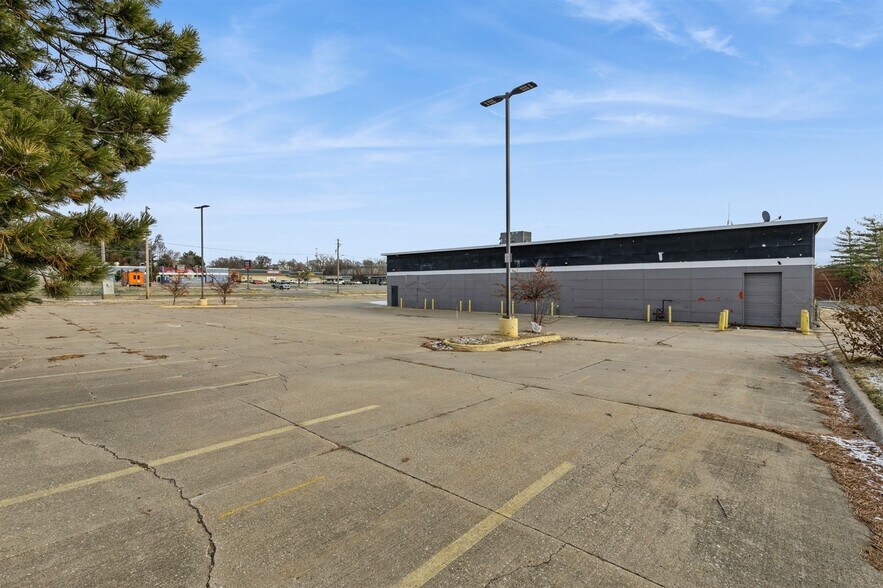 More Photos Of 1101 E Army Post Rd, Des Moines Freestanding For Sale