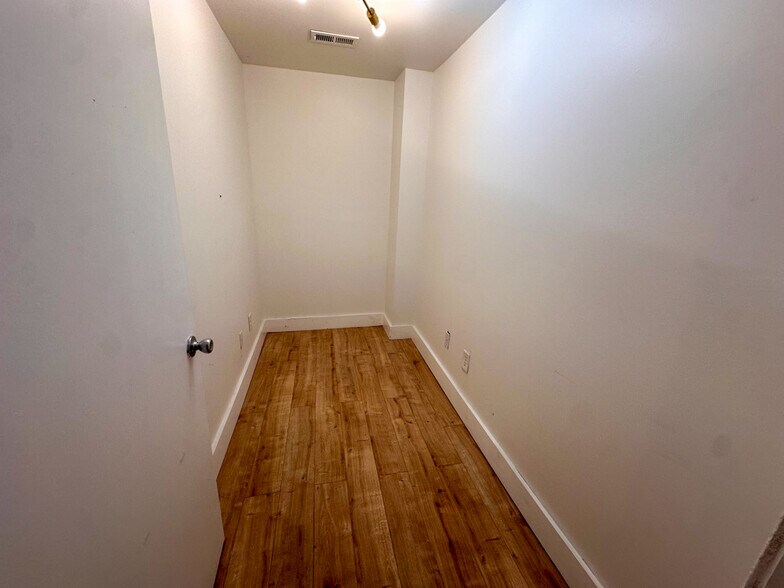 More Photos Of 2709 Westerville Rd, Columbus Light Manufacturing For Sale