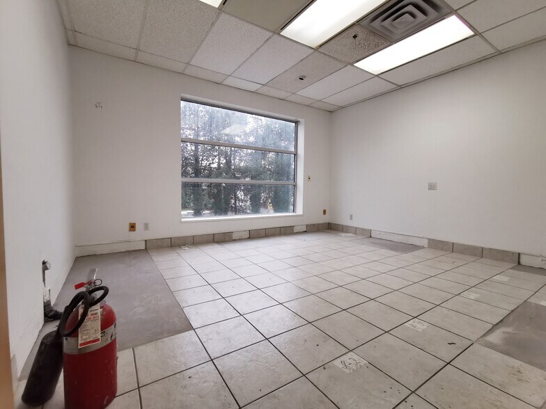 More Photos Of 3871 N Fraser Way, Burnaby Showroom For Lease