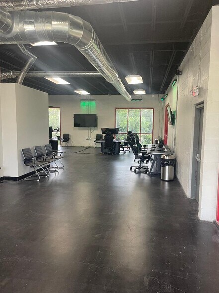 More Photos Of 2301 Longleaf Blvd, Lake Wales Office For Lease