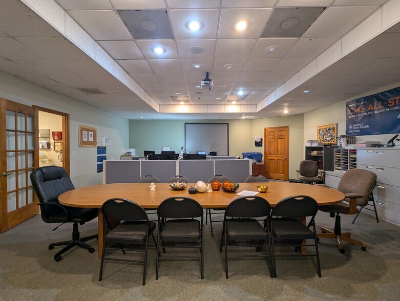 More Photos Of 2348 Highway 69 N, Nederland Office For Sale