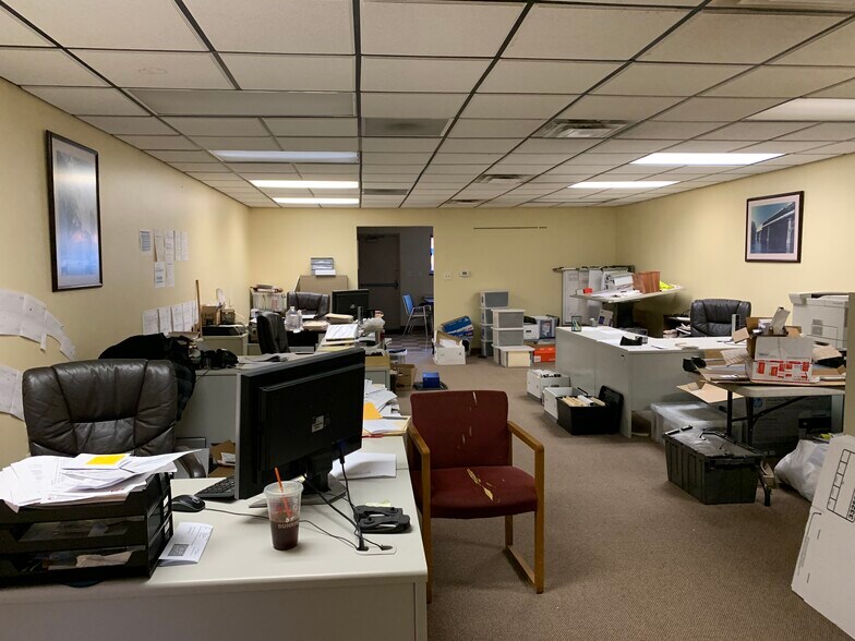 More Photos Of 2435 W Pike St, Houston Distribution For Sale