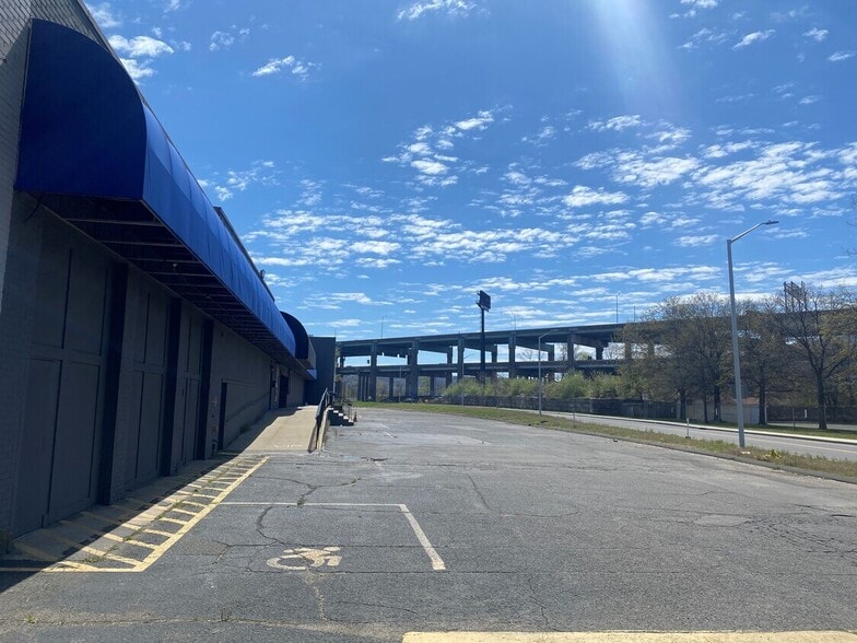 More Photos Of 195 Freight St, Waterbury Bar For Sale