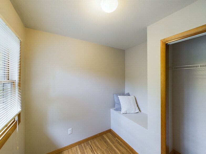 More Photos Of 1533 Arbors Ln, Bloomington Apartments For Sale