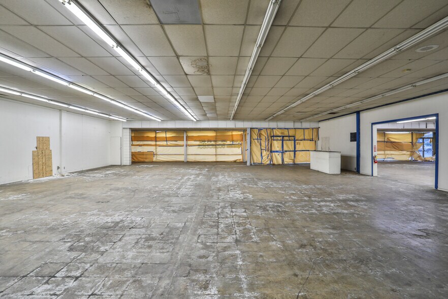 More Photos Of 4611 Holt Blvd, Montclair Showroom For Lease