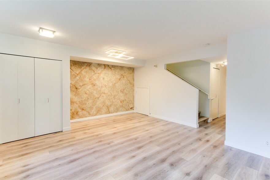 More Photos Of 1432 Hastings St W, Vancouver Office For Sale