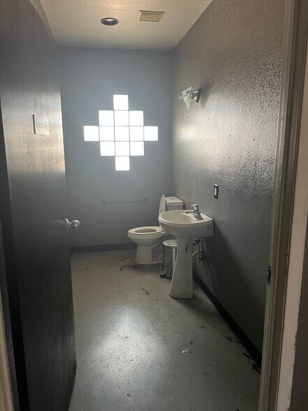 More Photos Of 424 W Henderson St, Cleburne Auto Dealership For Lease