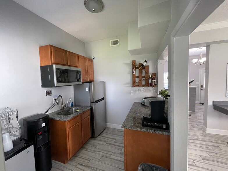 More Photos Of 1924 University Blvd W, Jacksonville Loft Creative Space For Lease