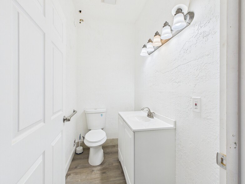 More Photos Of 1 Beverly Hills Blvd, Beverly Hills General Retail For Sale