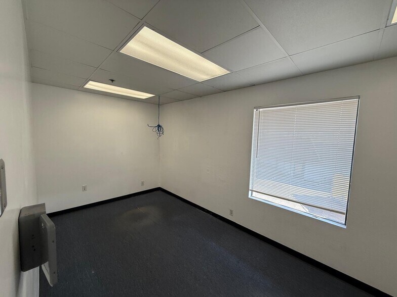 More Photos Of 7979-7989 Vickers St, San Diego Flex For Lease