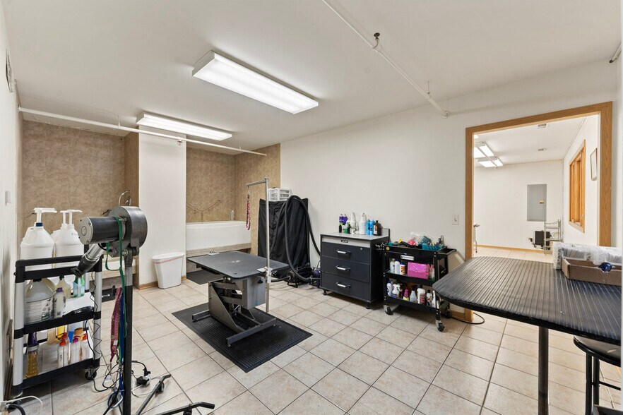 More Photos Of 4403 S Roberts Rd, Island Lake Veterinarian Kennel For Sale