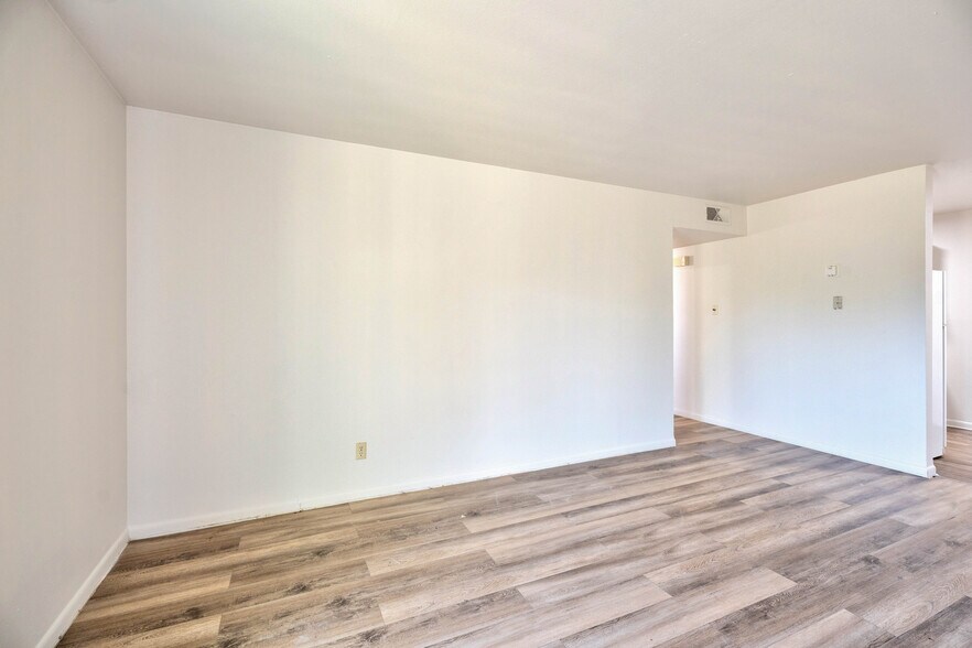 More Photos Of 2500 W 26th St, Plainview Apartments For Sale