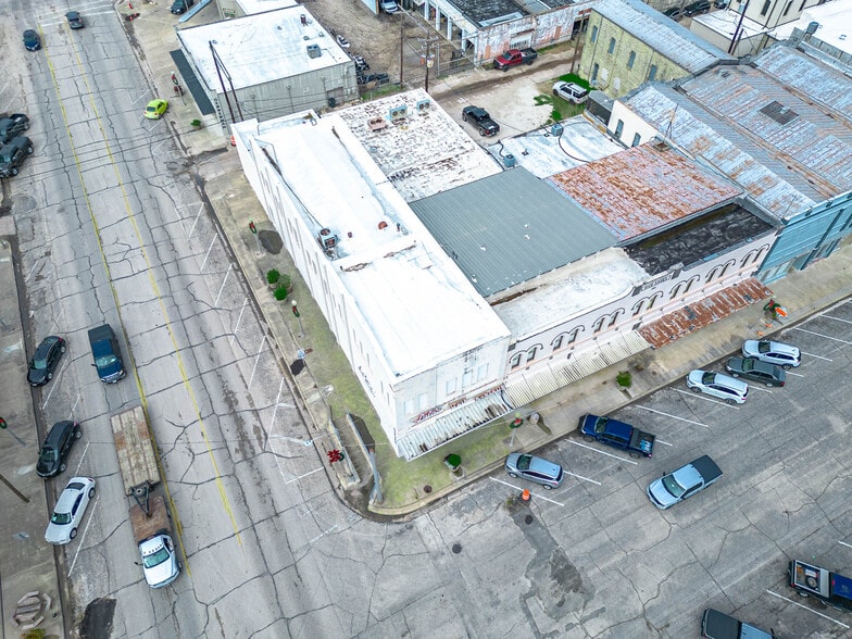 More Photos Of 101 E Monseratte St, El Campo Storefront For Sale