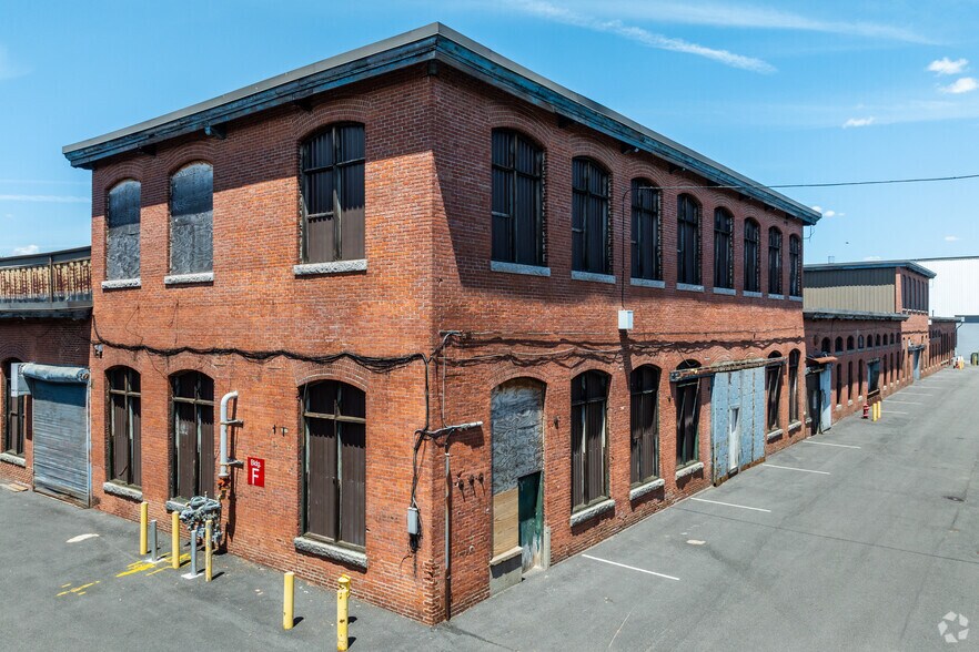 More Photos Of 1 Westinghouse Plz, Hyde Park Warehouse For Lease
