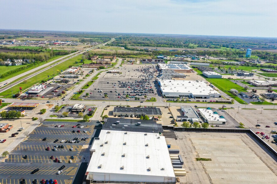 More Photos Of 3329 S Veterans Pkwy, Springfield General Retail For Lease