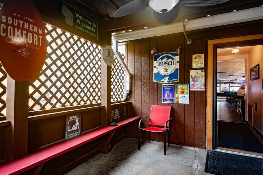 More Photos Of 125 W Bannerman Ave, Redgranite Bar For Sale