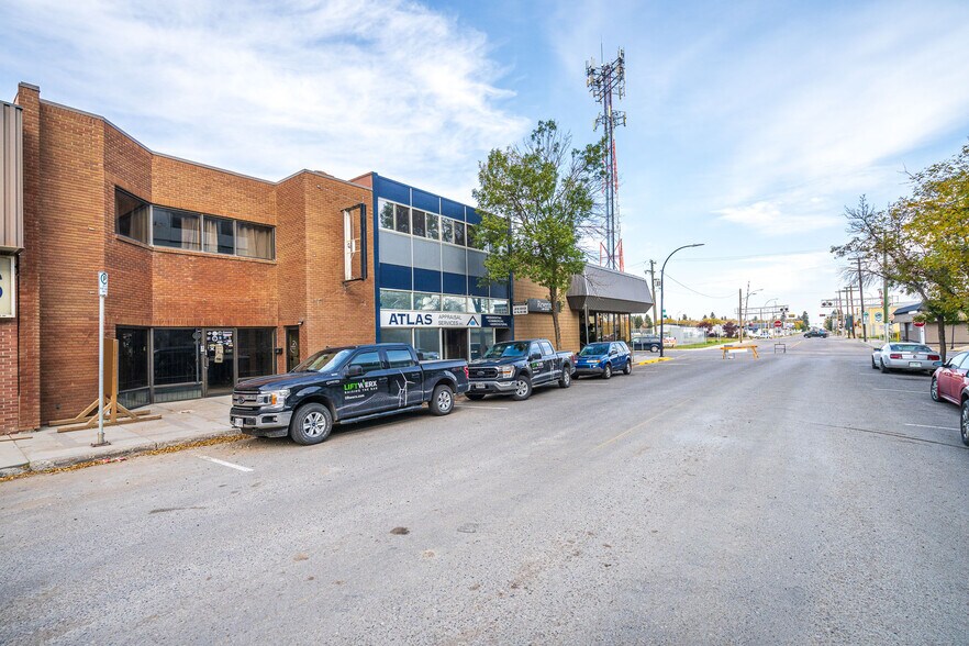 More Photos Of 5012 50 Av, Lloydminster General Retail For Sale