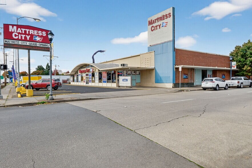 More Photos Of 175 SE Baseline St, Hillsboro Showroom For Sale