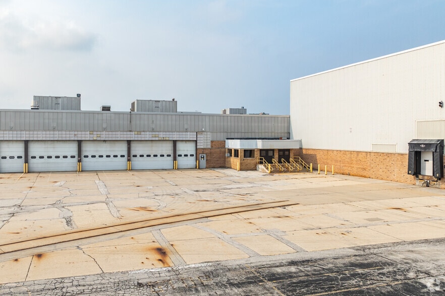 More Photos Of 3300 N 124th St, Milwaukee Manufacturing For Sale