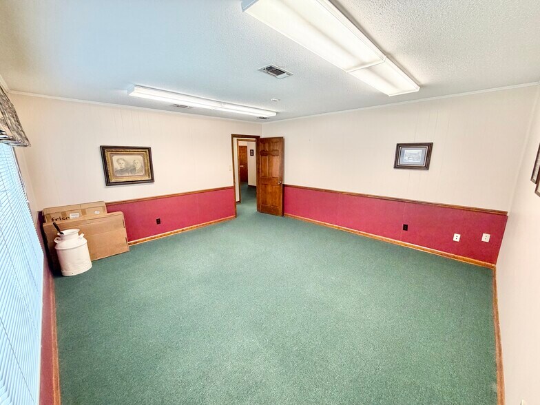 More Photos Of 105 N Hickory St, Aberdeen Flex For Sale