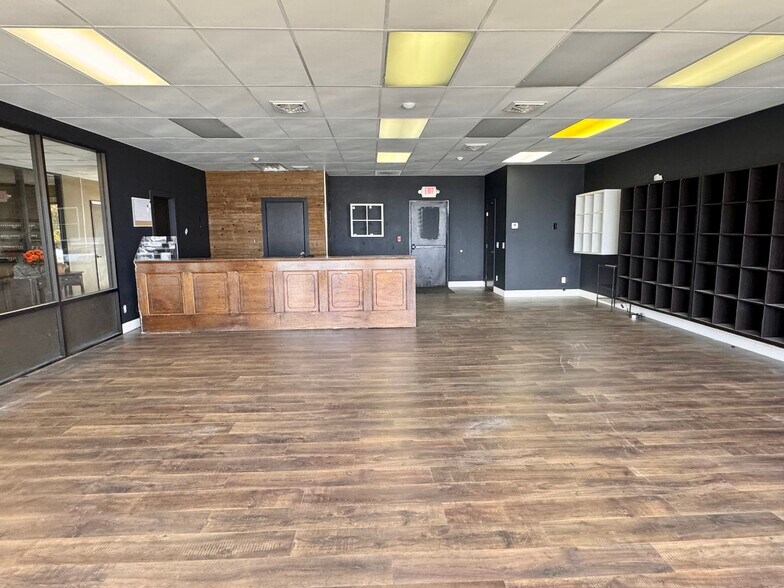 More Photos Of 880 E Main Rd, Portsmouth General Retail For Lease