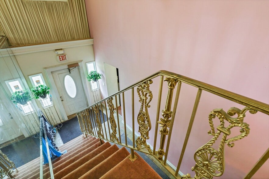More Photos Of 3900 Noe Bixby Rd, Columbus Storefront Retail Residential For Sale