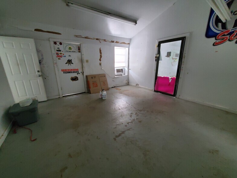 More Photos Of 3135 Golfcrest Blvd, Houston Storefront Retail Residential For Sale