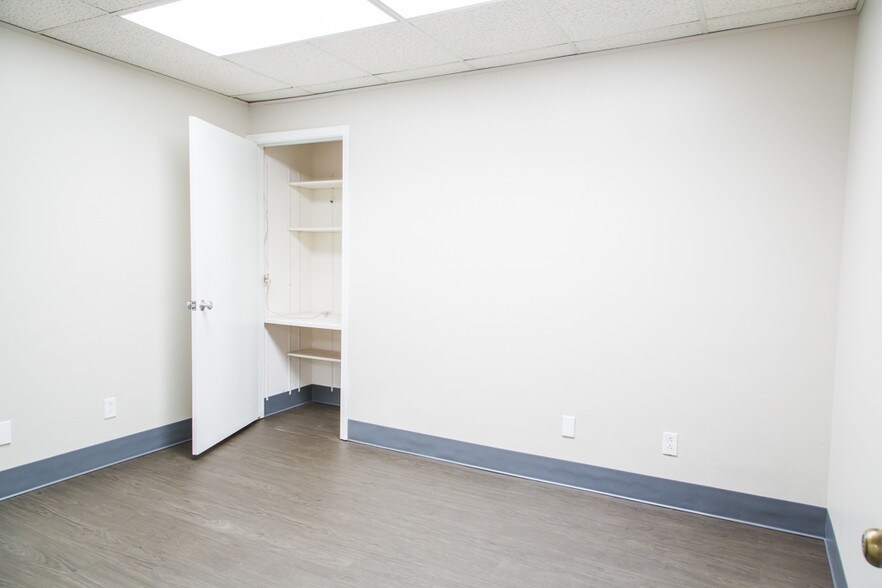 More Photos Of 10308 State Line Rd, Leawood Office For Lease