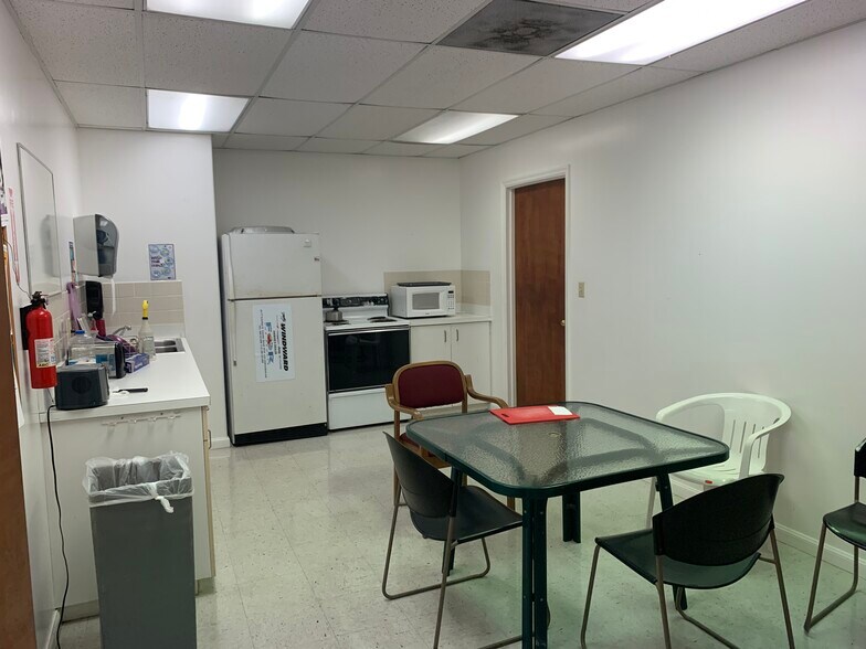 More Photos Of 46-158 Kahuhipa St, Kāneohe Showroom For Lease