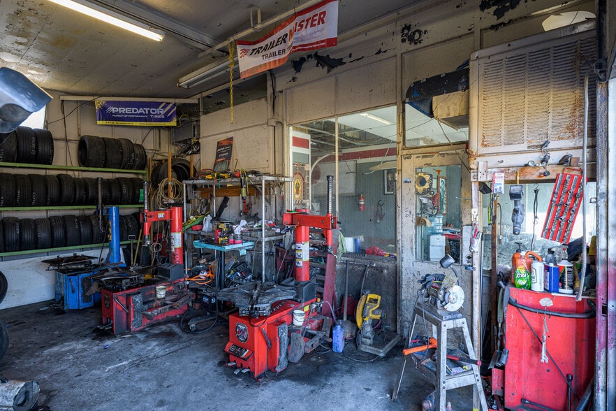 More Photos Of 1320 S Austin Ave, Denison General Retail For Sale