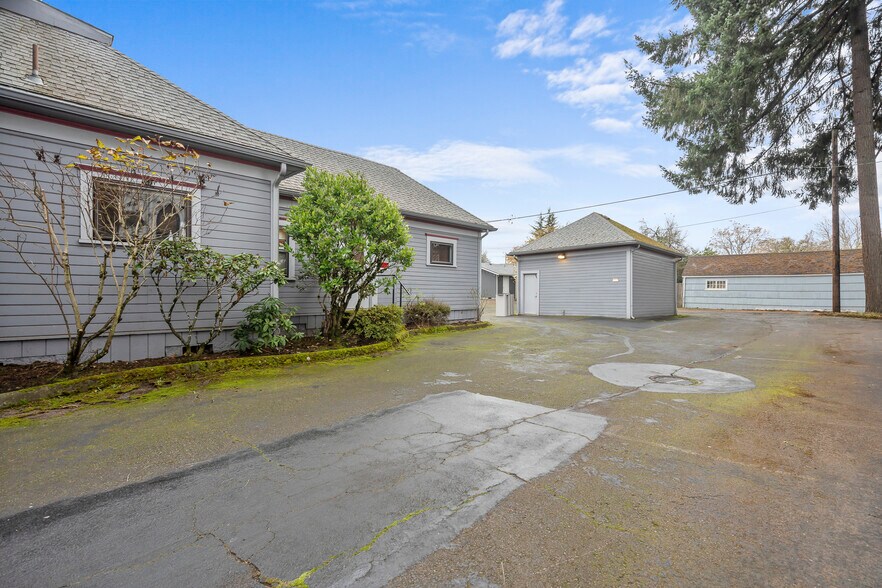 More Photos Of 236 SW Mill St, Dallas Office For Sale