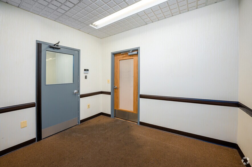 More Photos Of 4635 S Capitol St SW, Washington Drugstore For Lease