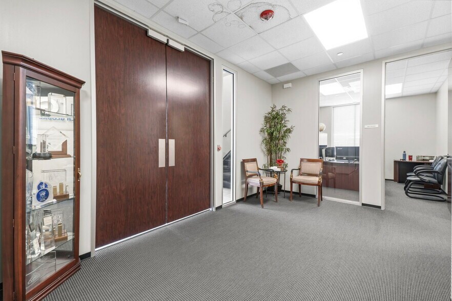 More Photos Of 911 Regional Park Dr, Houston Office For Sale