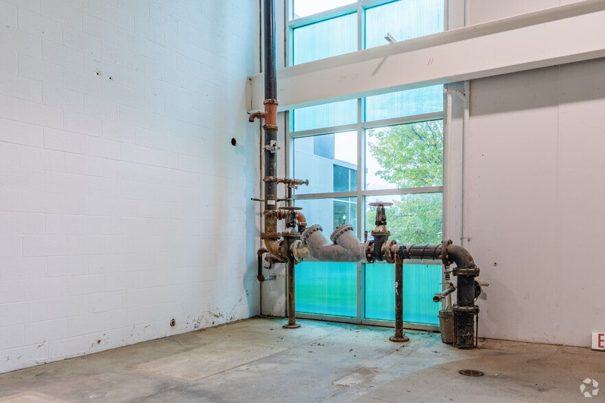 More Photos Of 173 Industry Dr, Pittsburgh Showroom For Sale