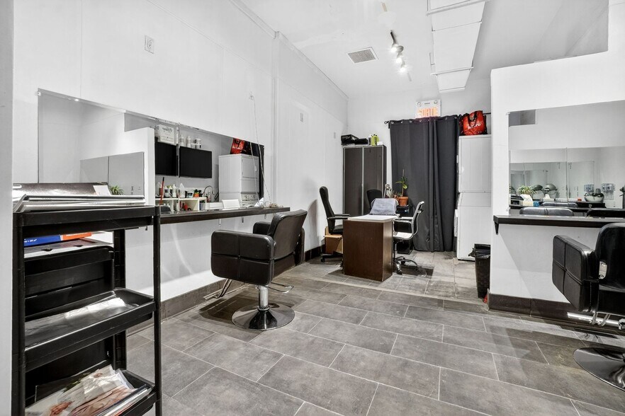 More Photos Of 1231-1233 Av Greene, Westmount Freestanding For Sale