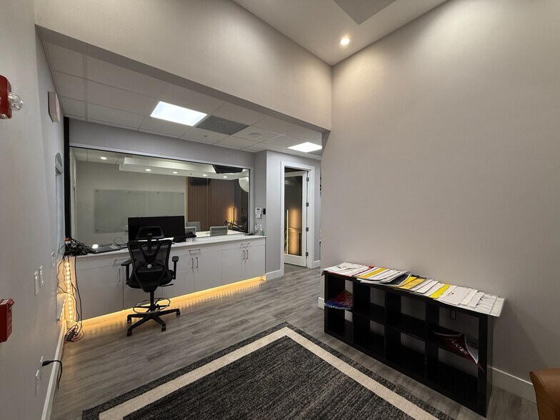 More Photos Of 2856-2868 University Pky, Sarasota Medical For Lease